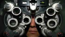 Paciente durante un examen oftalmológico.