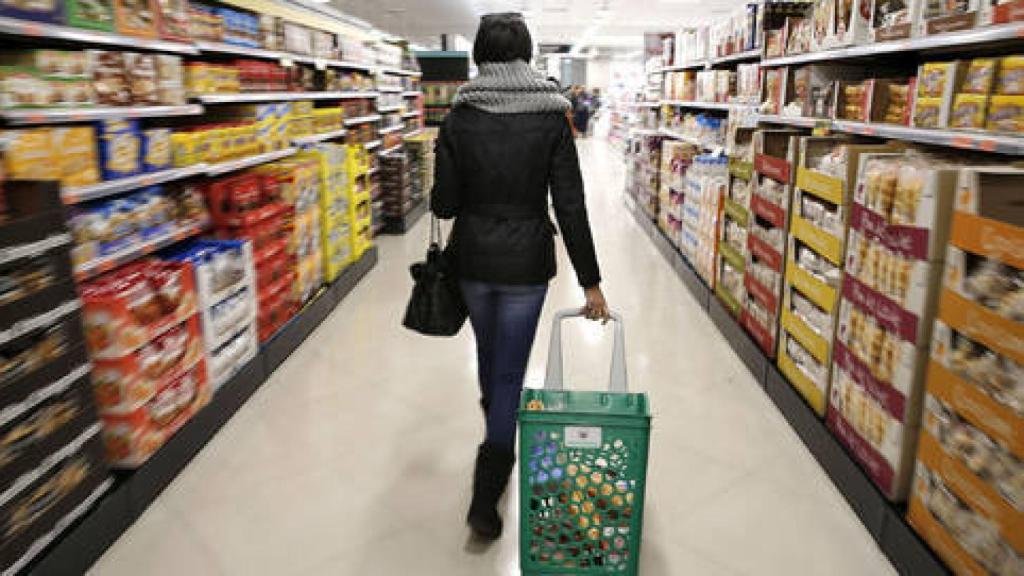 Una mujer hace la compra en Mercadona.