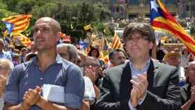 Guardiola, exentrenador del Barça, junto al presidente Carles Puigdemont en el acto en favor del referéndum.