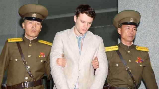 Otto Warmbier cuando fue escoltado hacia la Corte Suprema de Corea del Norte.
