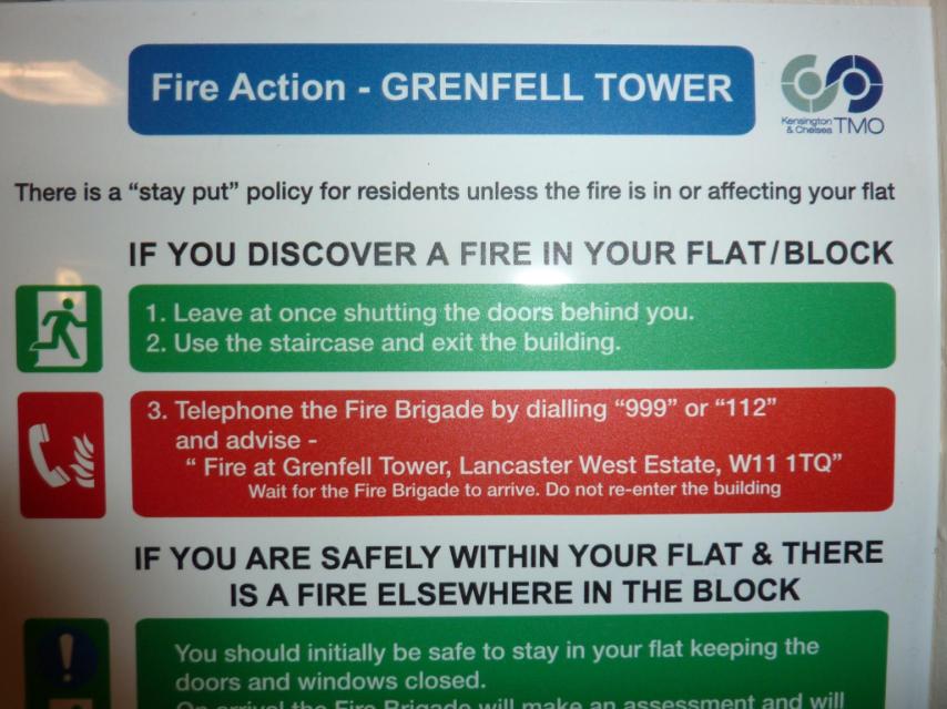 Un cartel indicando a los vecinos que permanezcan en su piso en caso de incendio salvo que alcance la vivienda.