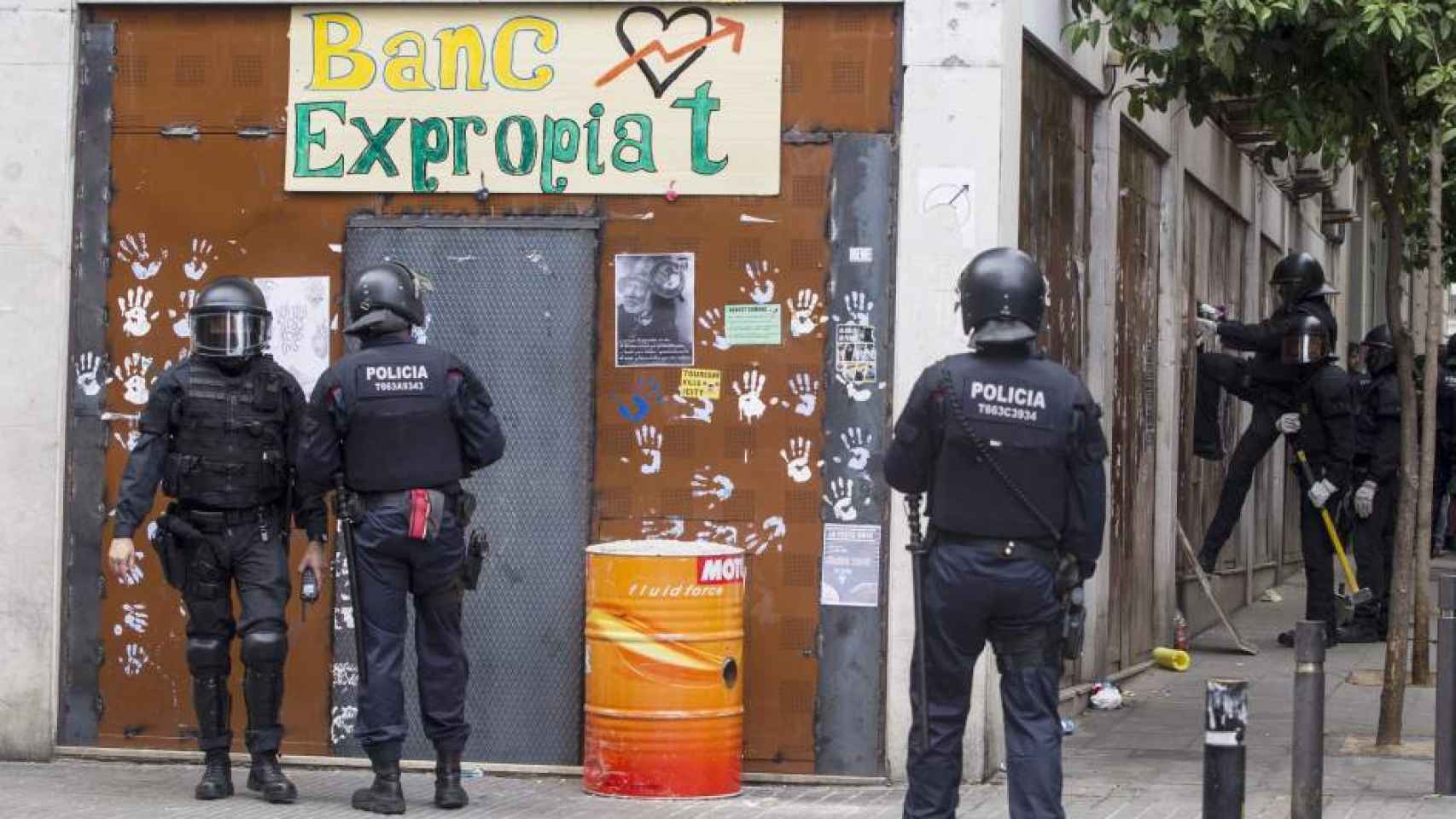 La Policía intenta desalojar un edificio 'okupado' en Barcelona.