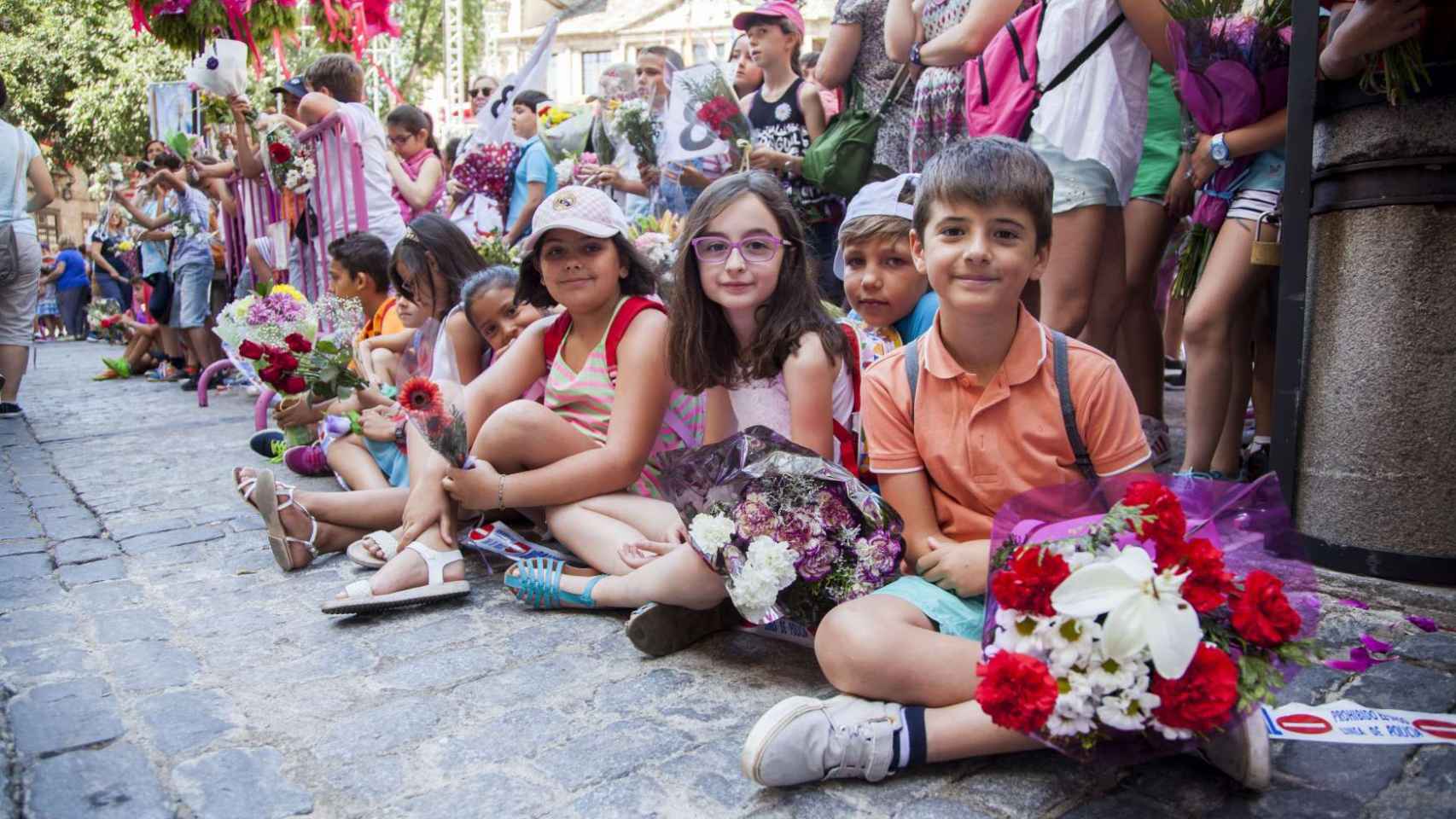 Más de mil niños toledanos acuden a su cita anual con la Custodia en la ofrenda floral del Corpus 1