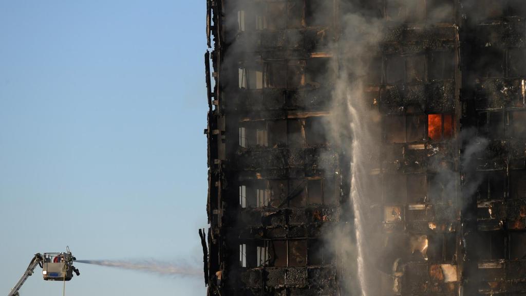 Los bomberos siguen trabajando para extinguir las llamas en el edificio