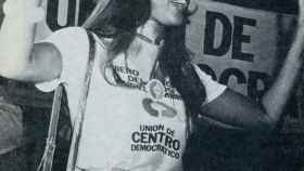 Una joven luce orgullosa una camiseta de Unión de Centro Democrático (UCD).