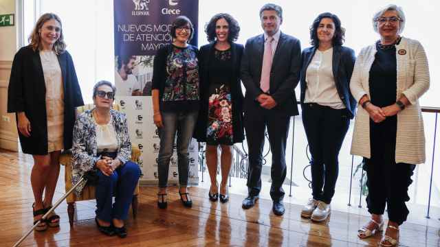 De izquiera a derecha: María Tejerina, Esperanza Ruiz, Isabel Lebrero, Beatriz González, José Manuel Millán, Rocío Cardeñoso y Felisa Lois.