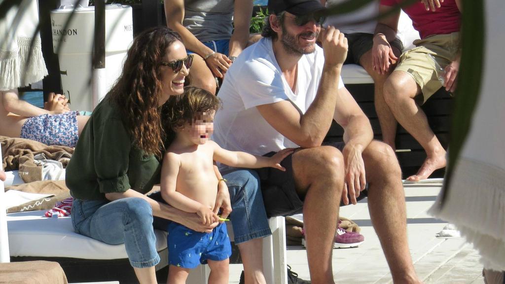 Eugenia Silva y Alfonso de Borbón de vacaciones con su primogénito.