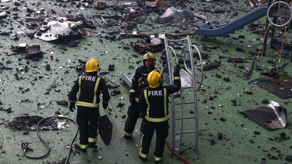 Bomberos durante los trabajos en la torre incendiada