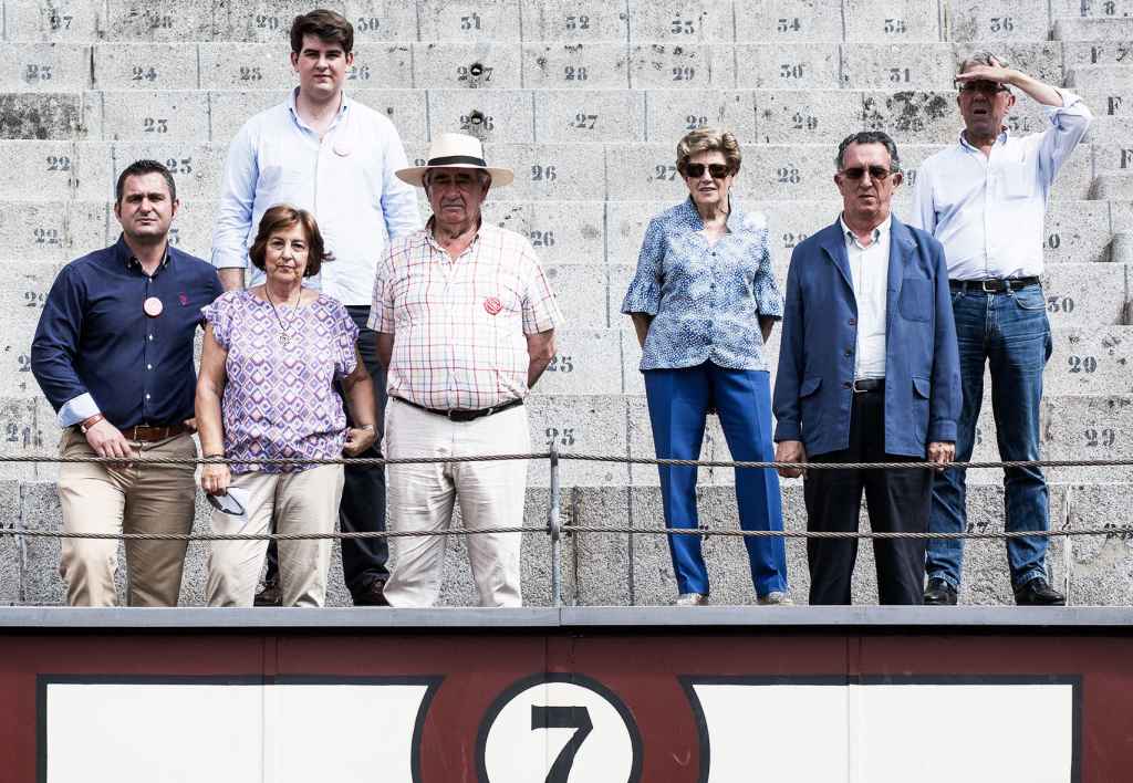Imagen de grupo al frente del tendido '7' en Las Ventas