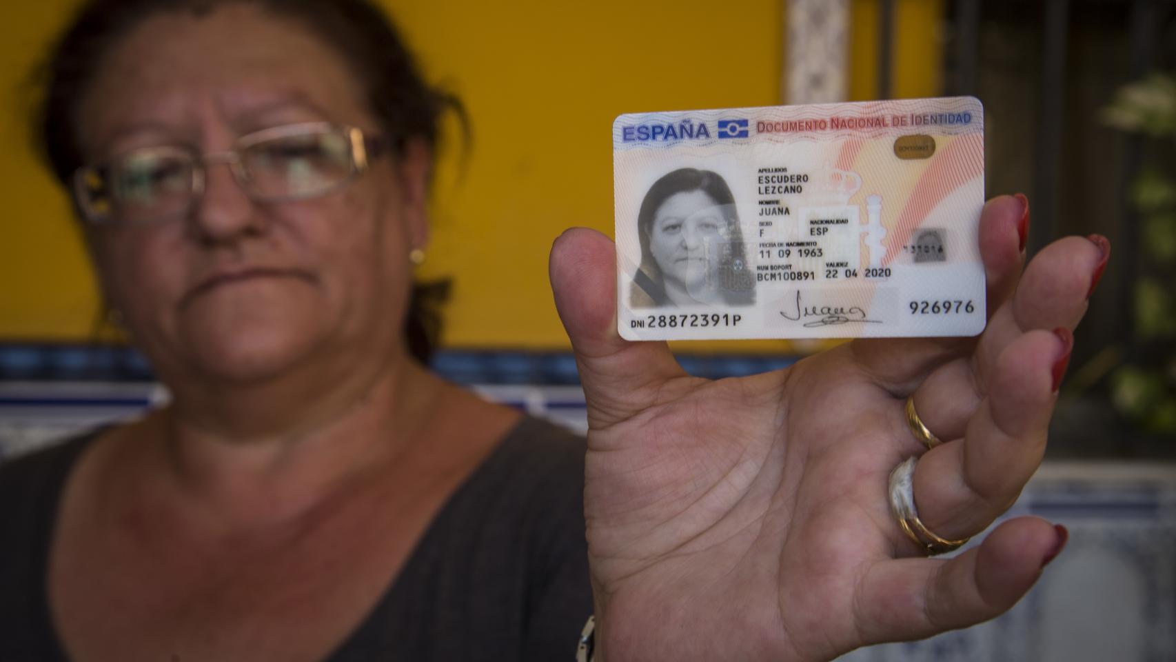 Фото с паспортом в руках женщины пенсионерки