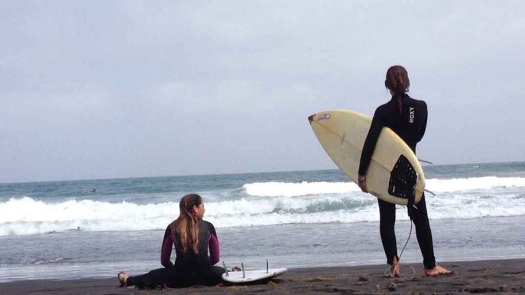 Fuente saca tiempo entre apuntes y apuntes para practicar una de sus pasiones: el surf