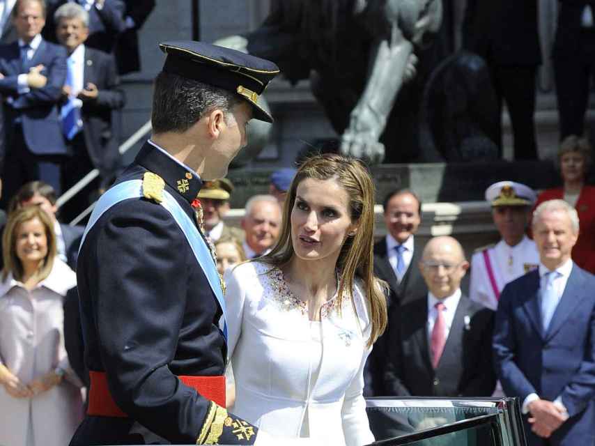 Felipe y Letizia, el día de su proclamación a las puertas del Congreso de los Diputados.