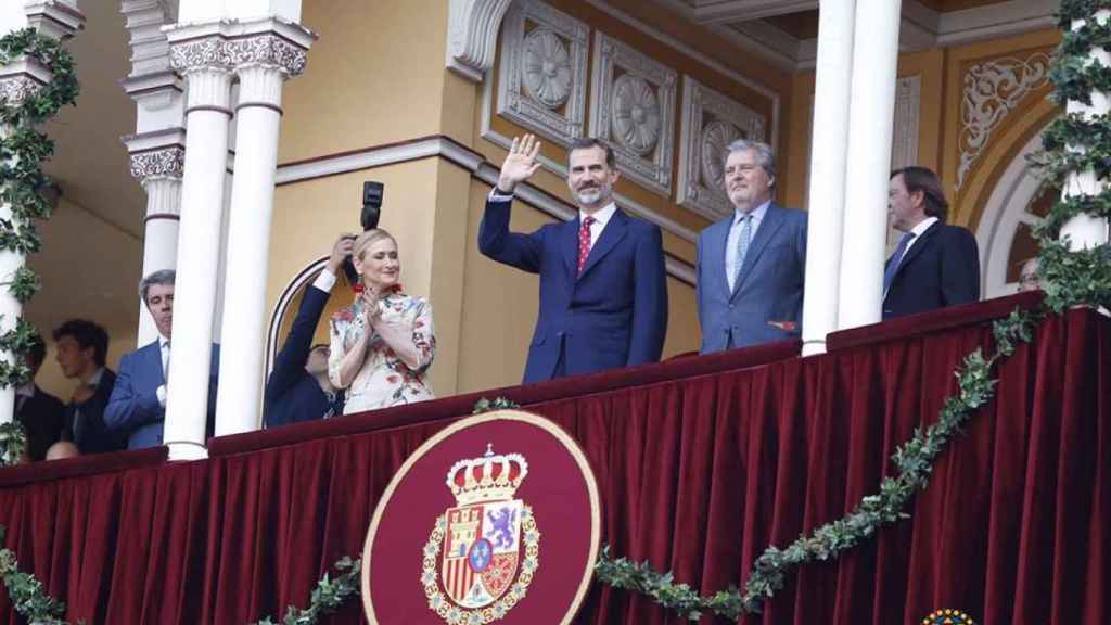 Felipe VI saluda acompañado de Cifuentes y Méndez de Vigo