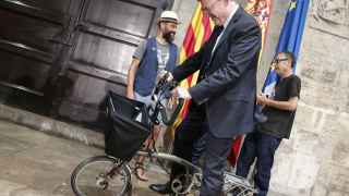 El socialista y presidente de la Generalitat valenciana, Ximo Puig, en una bicicleta.