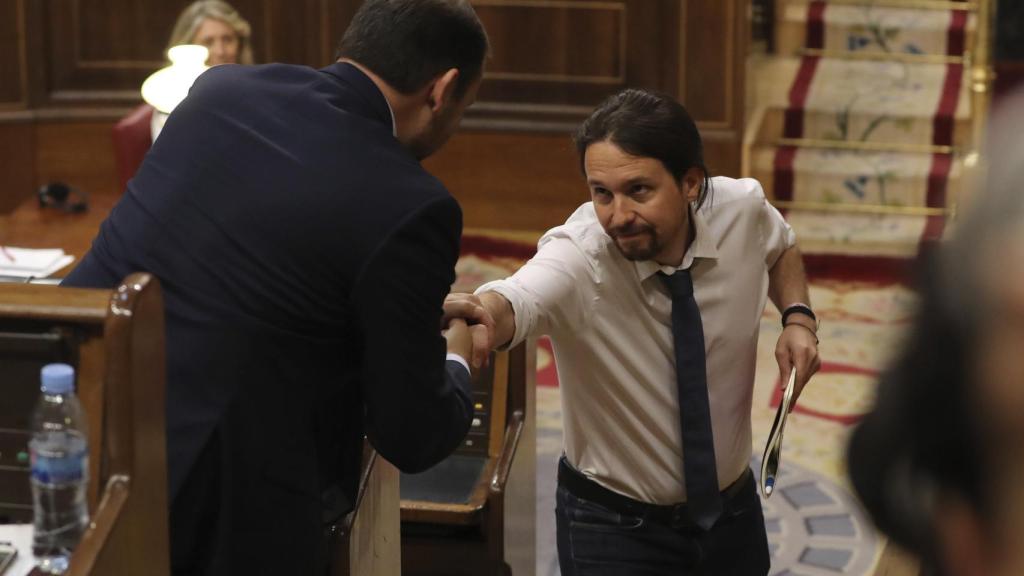 El socialista José Luis Ábalos y el líder de Podemos, Pablo Iglesias, se saludan en el Congreso.