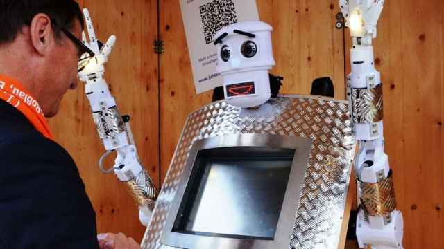 Cuando bendice, este robot alemán articula las manos y las levanta