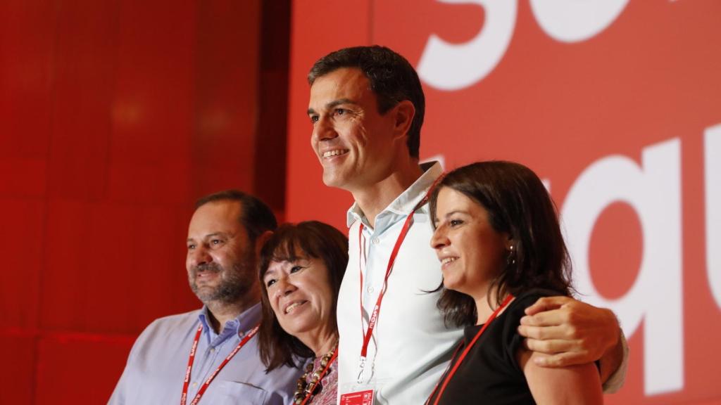 Sánchez, con Ábalos, Lastra y Narbona, saludan al congreso antes de su comienzo.
