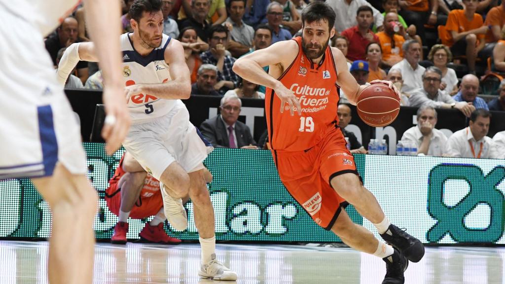 San Emeterio intenta superar a Rudy Fernández.