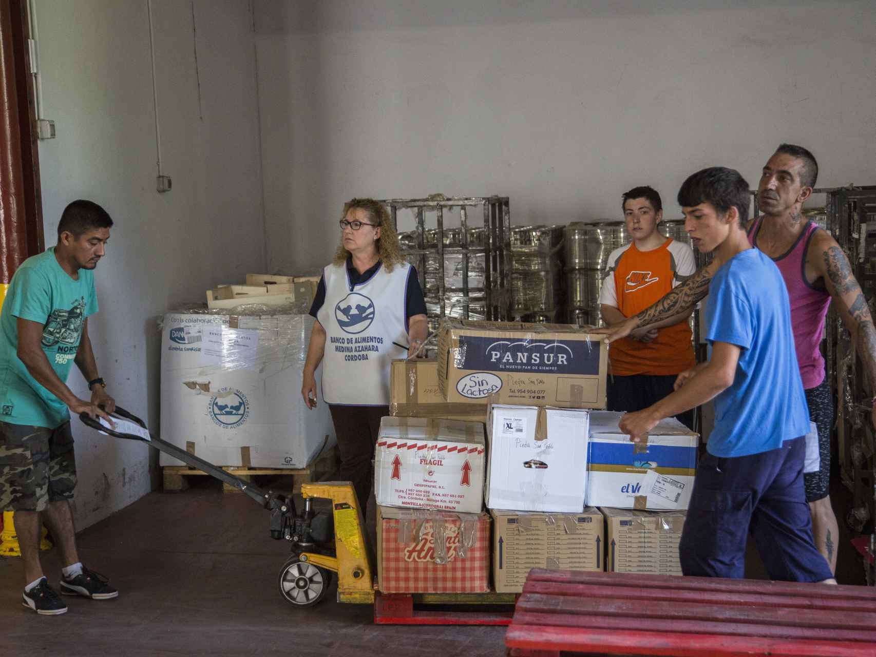 Varios voluntarios trabajando en el Banco de Alimentos de Córdoba.
