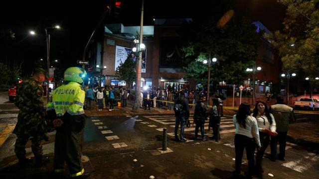 Agentes de seguridad y civiles, a las afueras del centro comercial.