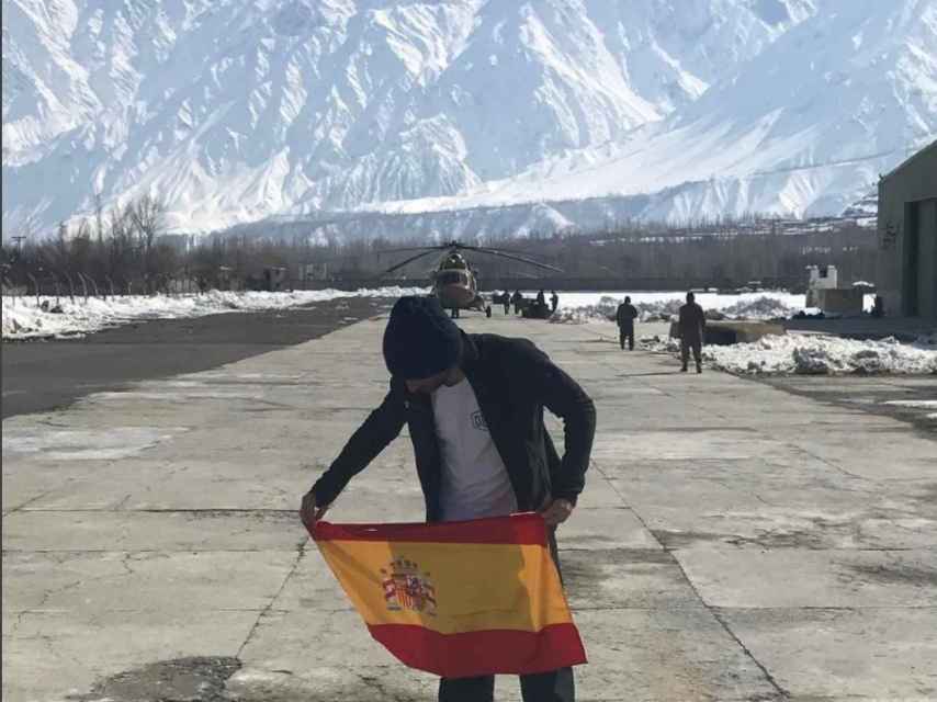 Alonso Aznar exhibe la bandera de España en Skardu (Pakistán).