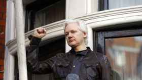 Assange en el balcón de la Embajada de Ecuador.