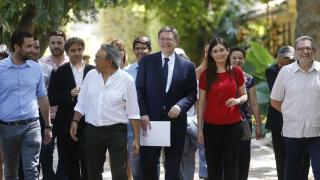 Puig, rodeado de militantes y dirigentes del PSPV en el anuncio de su candidatura a primarias.