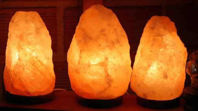 Tres lámparas hechas con sal del Himalaya.