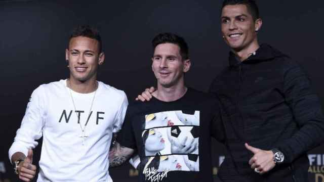 Neymar, Messi y Cristiano, en un acto.
