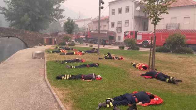 Imagen de los bomberos portugueses descansando.