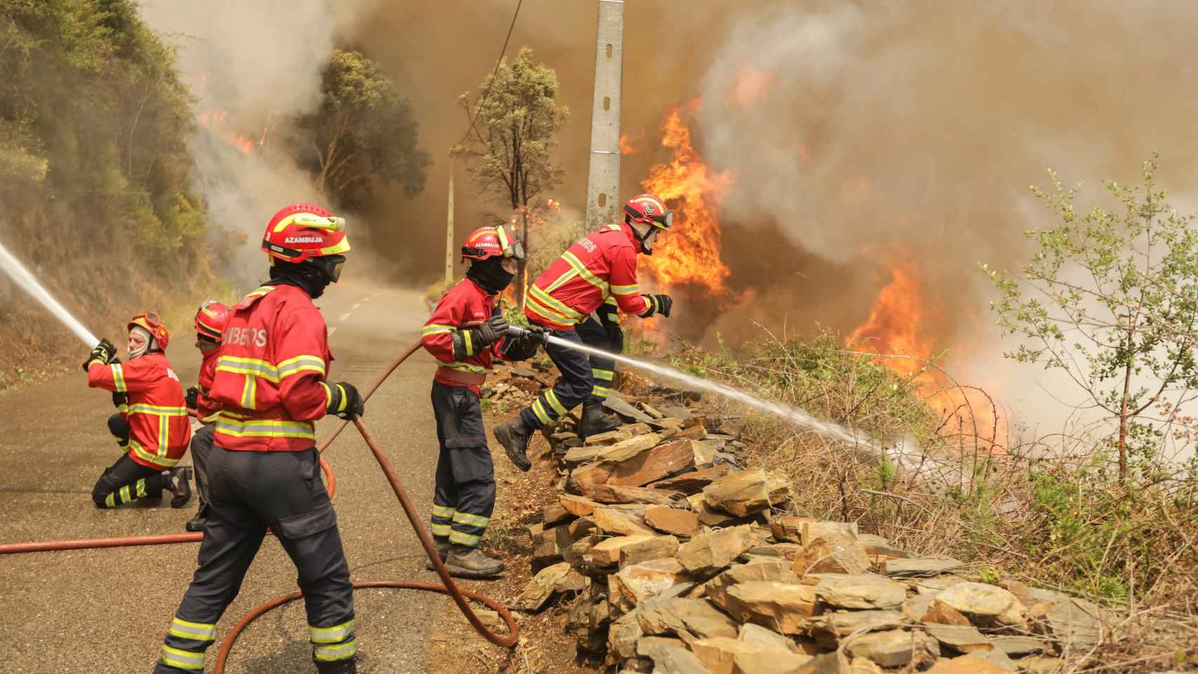 Varios bomberos portugueses combaten el fuego en Sandinha (Portugal)