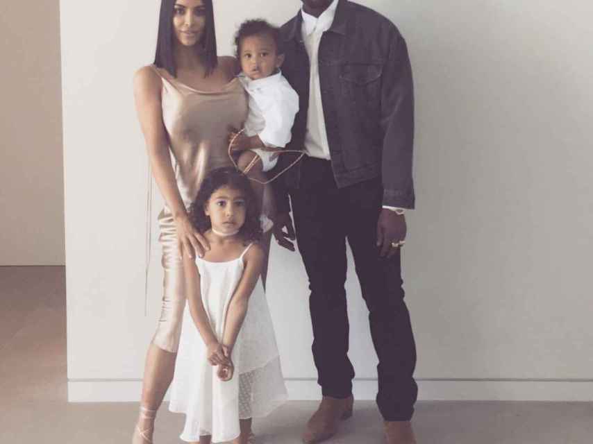 Kim kardashian con sus hijos y Kanye West.