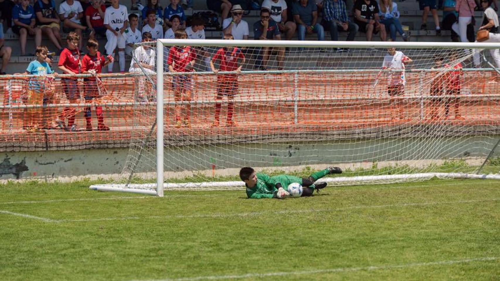 Carla parando uno de los penaltis del CD Tropezón el pasado fin de semana en el torneo alevín de Ribadeo.