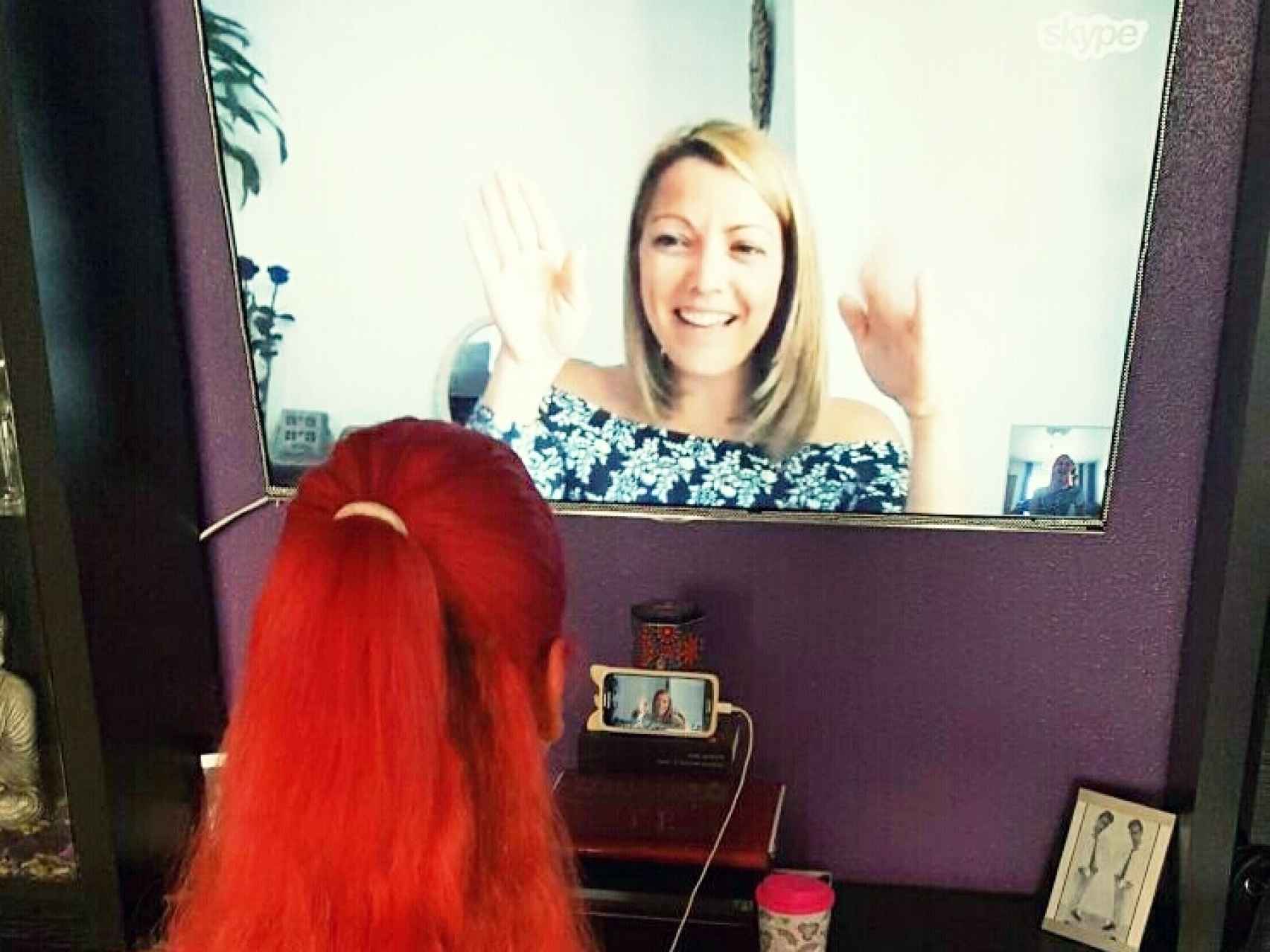 Nerea (nombre ficticio) en una sesión de Skype con la logopeda Mariela Astudillo.