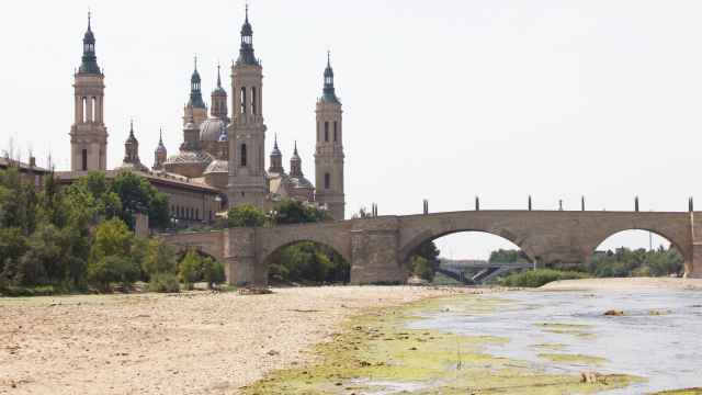 El río Ebro bajo la basílica del Pilar