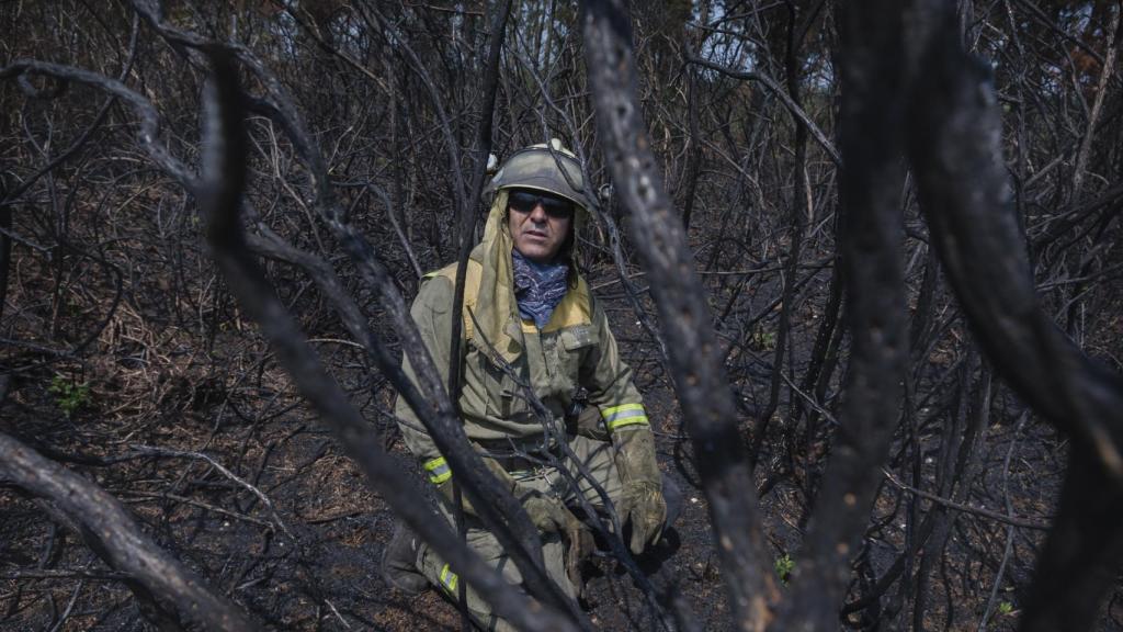 Sebas nos lleva a uno de los incendios recientes en los que ha actuado. Todo está teñido de ceniza. Las condiciones son muy similares a las de Portugal.