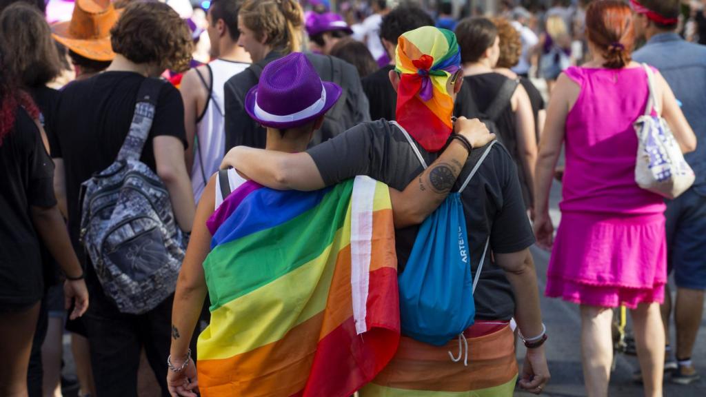 Una pareja observa una manifestación en Madrid
