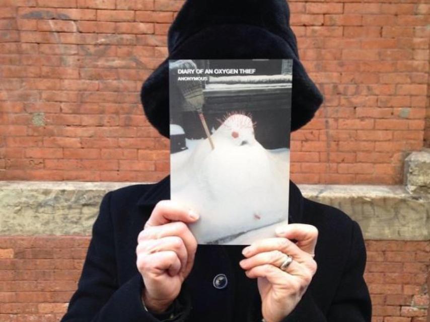Uno de los lectores o compradores que se retrató con el libro, en Nueva York.