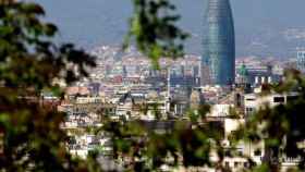 Vista panorámica de la ciudad de Barcelona con la Torre Agbar. EFE/Marta Pérez