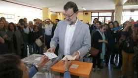 Rajoy vota en las pasadas elecciones municipales de 2015.