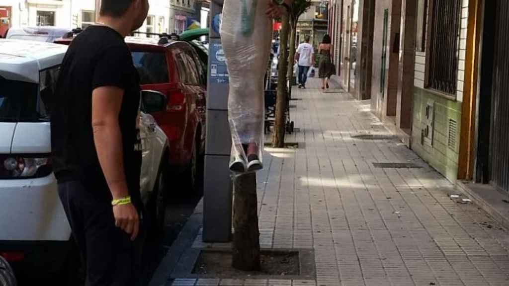 Un soltero plastificado colgado de un árbol: Gijón, capital de las despedidas más locas