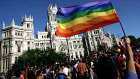 Manifestantes durante la manifestación del Orgullo Gay frente al Palacio de Cibeles en Madrid