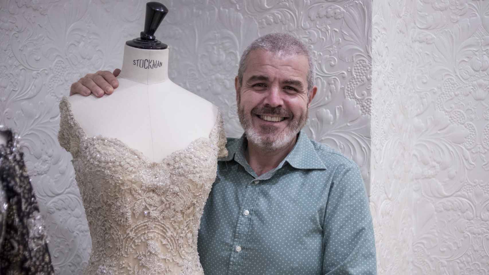 Lorenzo Caprile (1967) es modista y diseñó el traje de boca de la infanta Cristina