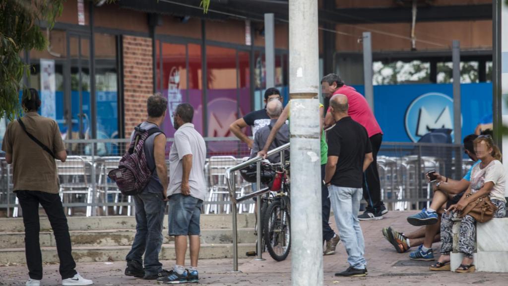 A pocos metros de la valla fronteriza con Gibraltar hay pequeños grupos de personas que pasan varias veces al día a por cartones de tabaco a la colonia británica.
