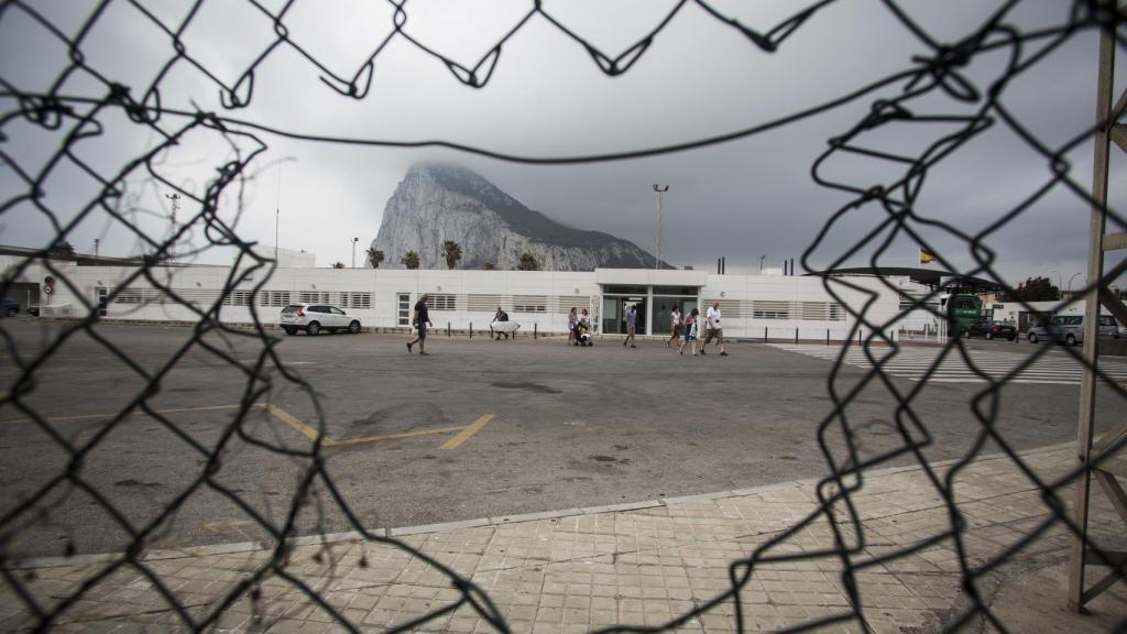 Los contrabandistas de tabaco sacan decenas de cajas a través de la frontera que separa Gibraltar de La Línea de la Concepción.