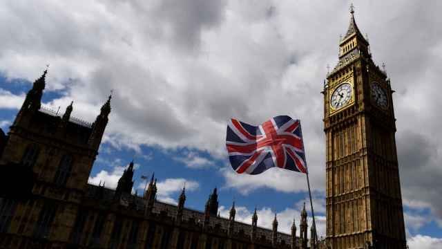 La bandera de la unión ondea cerca del Parlamento en Londres, en una imagen de archivo