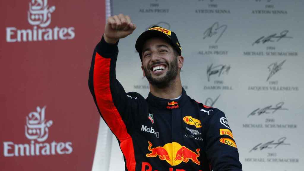 Ricciardo celebra su victoria en el GP de Azerbaiyán.