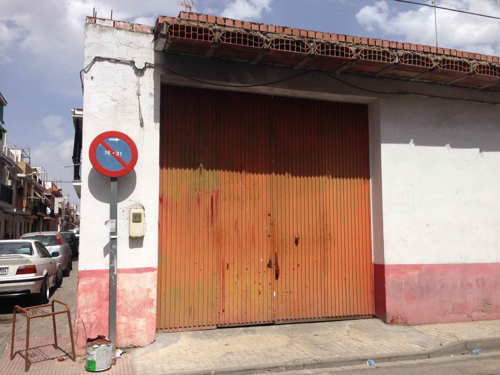 Portal del garaje en cuyo interior Francisco cosió a puñaladas a Encarnación.