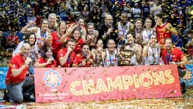 La selección española celebra la victoria en el Eurobasket.