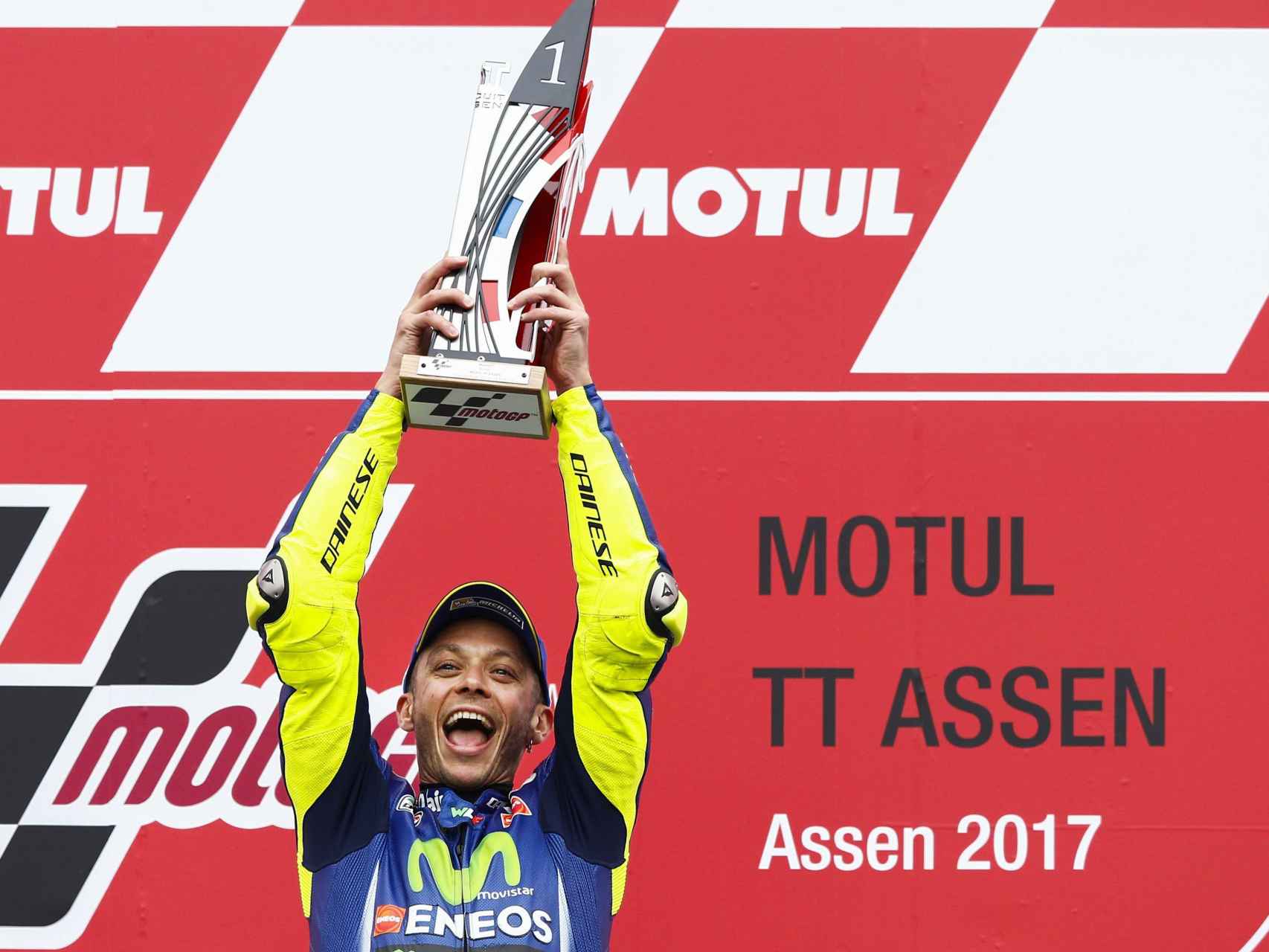 Valentino Rossi celebrando su victoria en Assen.